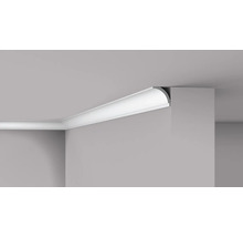 Vue en coin d'un plafond avec moulures décoratives