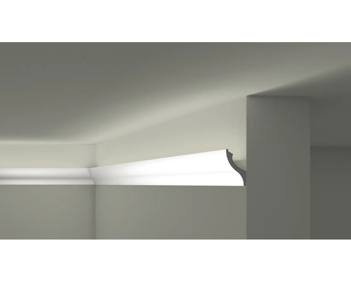 Corniche de stuc sur un mur et un plafond