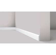 Coin d'une pièce avec des plinthes blanches