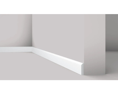 Coin d'une pièce avec des plinthes blanches