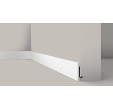 Plinthe en plastique fixée à un mur