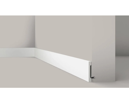 Plinthe en plastique fixée à un mur