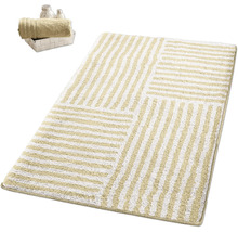 Tapis de bain à rayures dans la salle de bain