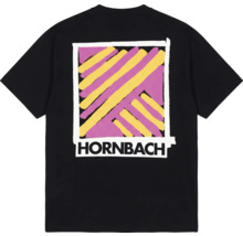 Schwarzes T-Shirt mit Hornbach Logo und abstraktem Design