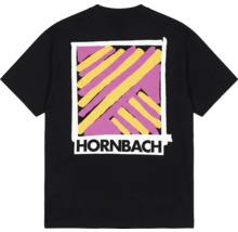 Schwarzes T-Shirt mit Hornbach Logo und abstraktem Muster