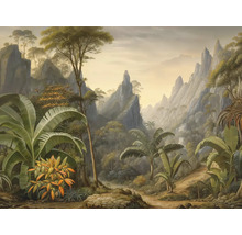Papier peint intissé avec motif de jungle, montagnes, palmiers et plantes exotiques dans un style de peinture antique.