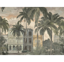 Papier peint intissé illustrant des palmiers tropicaux devant des bâtiments historiques et une voiture ancienne de style Havane.