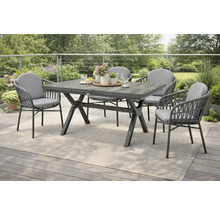 Table de jardin avec quatre chaises sur une terrasse avec un tapis gris