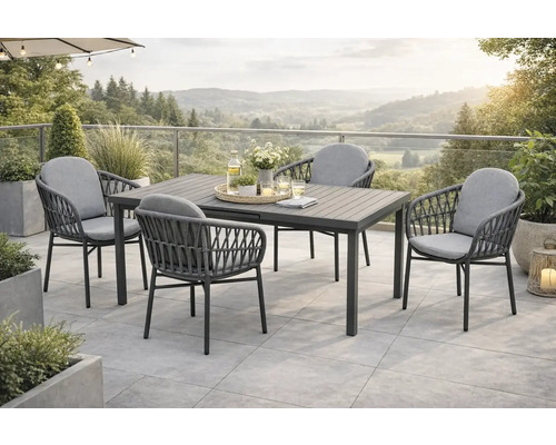 Aménagement extérieur avec table à manger et quatre chaises sur une terrasse avec vue sur le paysage