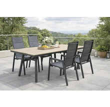 Ensemble de salle à manger avec table et chaises d'extérieur sur une terrasse