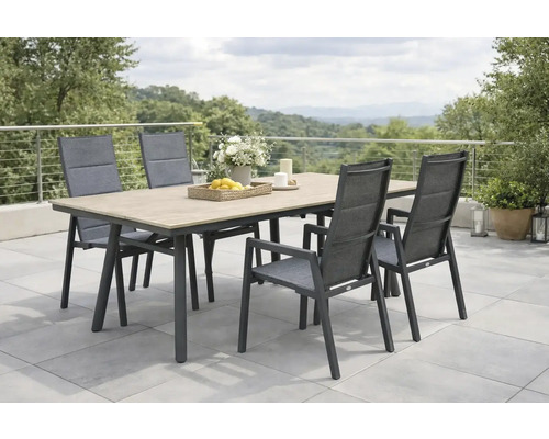 Ensemble de salle à manger avec table et chaises d'extérieur sur une terrasse