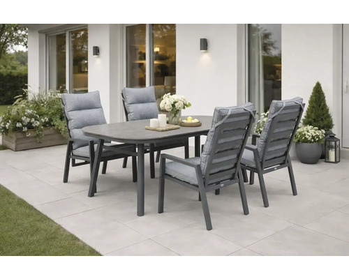 Ensemble de jardin avec table à manger et quatre chaises avec coussins gris sur une terrasse