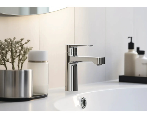 Robinet de lavabo en métal sur un lavabo de salle de bain