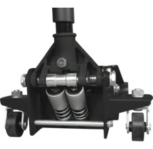 Vue détaillée d'un cric de voiture noir avec roulettes.