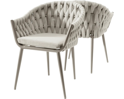 Zwei graue Armlehnstühle mit geflochtener Rückenlehne und Sitzkissen