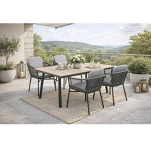 Groupe de repas avec table et chaises sur une terrasse avec vue sur le paysage