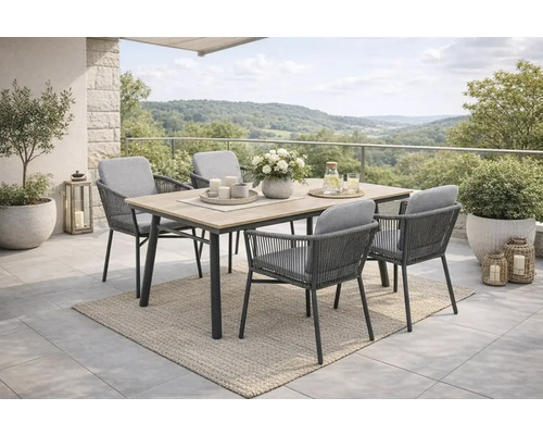 Groupe de repas avec table et chaises sur une terrasse avec vue sur le paysage