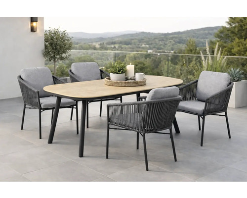Ensemble de jardin avec table ovale et quatre chaises avec accoudoirs sur une terrasse