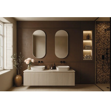 Modernes Badezimmer mit Waschtisch, zwei Spiegeln, eingelassenen Regalen und Duschbereich