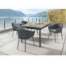 Ensemble de jardin avec table à manger et quatre chaises sur une terrasse