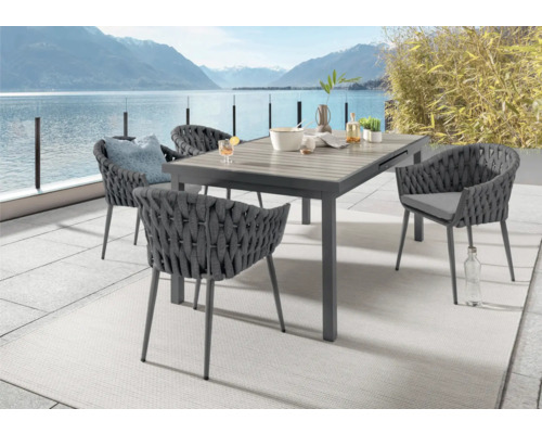 Ensemble de jardin avec table à manger et quatre chaises sur une terrasse