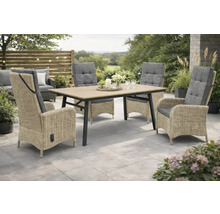 Ensemble de jardin avec table et quatre chaises en osier avec coussins gris sur une terrasse