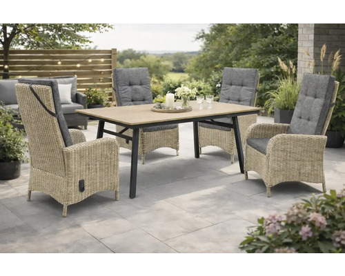 Ensemble de jardin avec table et quatre chaises en osier avec coussins gris sur une terrasse