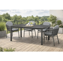 Table de jardin avec quatre chaises sur une terrasse avec plantes