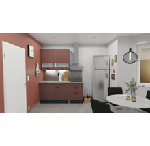 Helle Küche mit Küchenschränken, Dunstabzugshaube, Kühlschrank und Esstisch mit Stühlen.