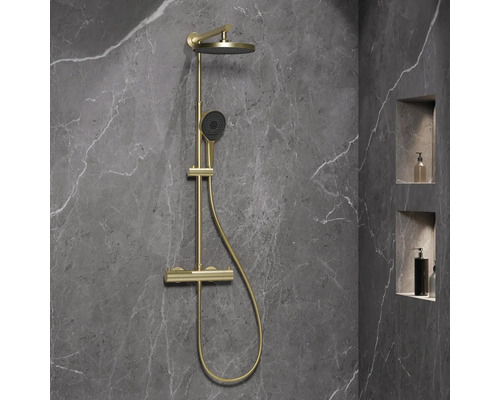 Duscharmatur mit Kopfbrause und Handbrause an einer grauen Marmorwand