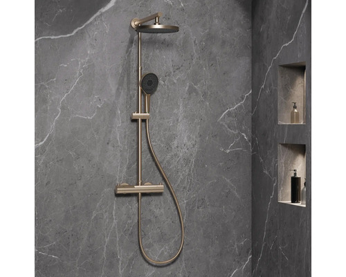 Duschsäule mit Kopf- und Handbrause vor Marmorwand