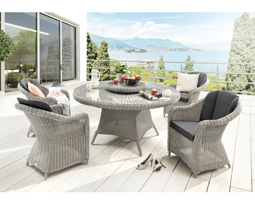 Groupe de sièges de jardin avec table à manger et chaises sur une terrasse avec vue sur le lac