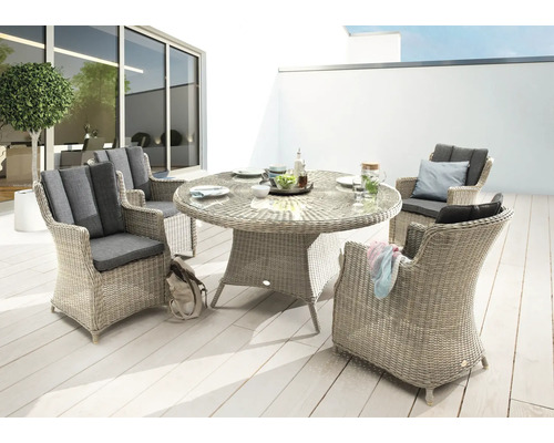 Runde Rattan-Gartentischgarnitur mit vier Sesseln auf einer Terrasse
