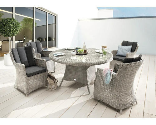 Scène de jardin avec table à manger ronde et chaises en rotin
