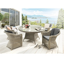 Terrasse avec table à manger, fauteuils en rotin et vue sur un lac