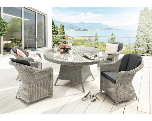Gartensitzgruppe mit rundem Tisch und vier Stühlen auf einer Terrasse mit Seeblick