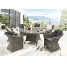 Ensemble de sièges de jardin avec fauteuils en rotin et table ronde sur une terrasse