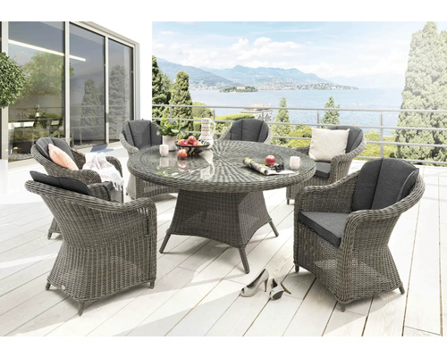 Ensemble de sièges de jardin avec fauteuils en rotin et table ronde sur une terrasse