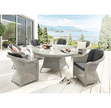 Gartensitzgruppe mit Tisch und Stühlen auf einer Terrasse mit Seeblick