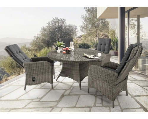 Ensemble de salon de jardin avec table ronde et quatre fauteuils en rotin sur une terrasse