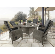 Ensemble de meubles de jardin avec table ronde et fauteuils en rotin avec coussins sur une terrasse