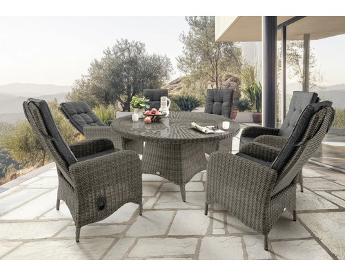 Ensemble de meubles de jardin avec table ronde et fauteuils en rotin avec coussins sur une terrasse