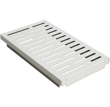 Weiße Ablaufrinne mit Rost für den Außenbereich