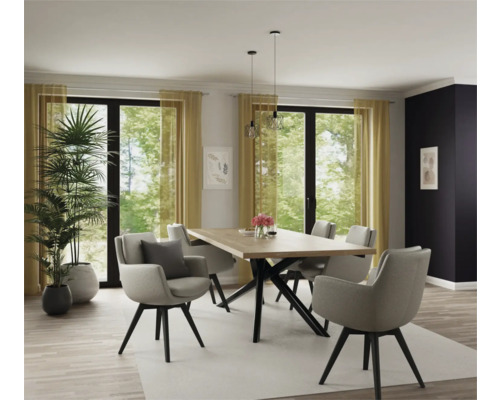 Salle à manger avec table, chaises, suspensions et plantes d'intérieur dans un design clair et moderne.
