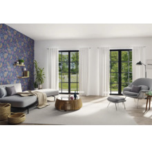 Salon moderne avec canapé, fauteuil, table basse et papier peint floral