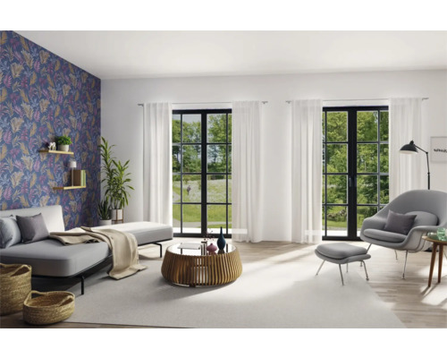 Salon moderne avec canapé, fauteuil, table basse et papier peint floral