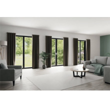 Wohnzimmer mit Fenster, Gardinen, Sofa und Couchtisch