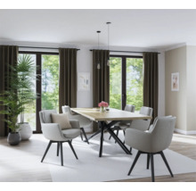 Esszimmer mit Esstisch, Stühlen, Pendelleuchten, Vorhängen und Zimmerpflanze