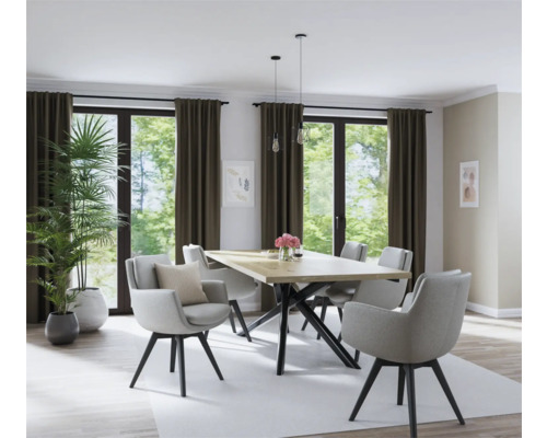 Esszimmer mit Esstisch, Stühlen, Pendelleuchten, Vorhängen und Zimmerpflanze
