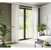 Wohnzimmer mit Fenstern und weißen Vorhängen